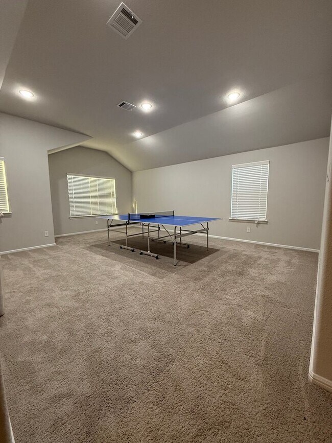 Building Photo - Spacious 5BR House in Pilot Point