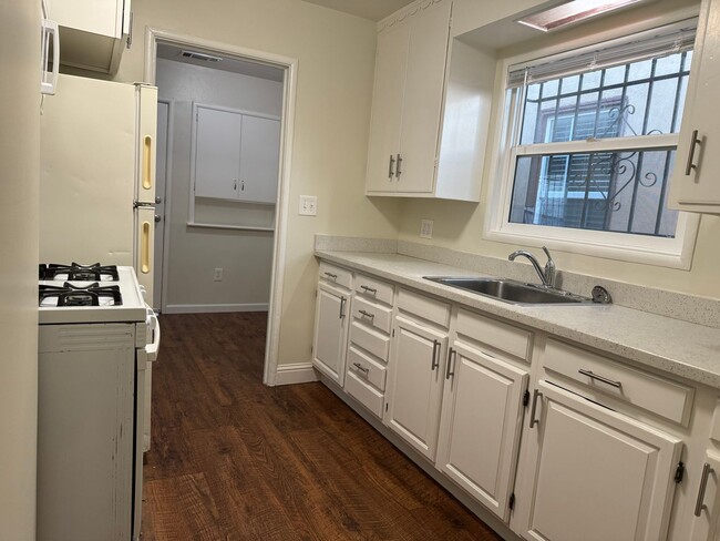 Building Photo - 2 Bed 1 Bath House in Oakland