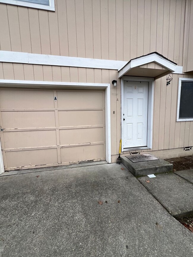 Building Photo - 851 NE A St