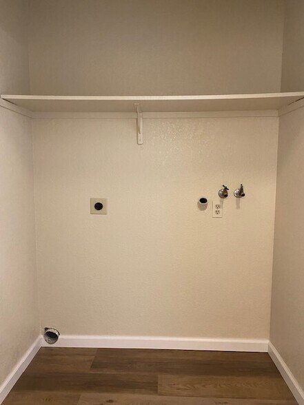 Building Photo - 1507 Woodlake Dr