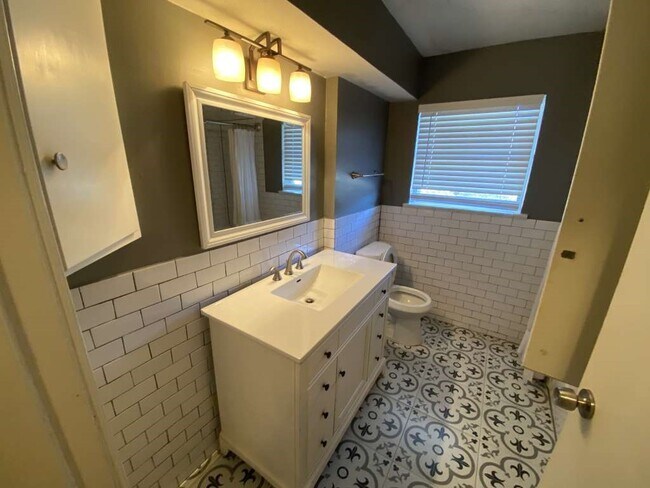 Building Photo - 5566 Beechnut St