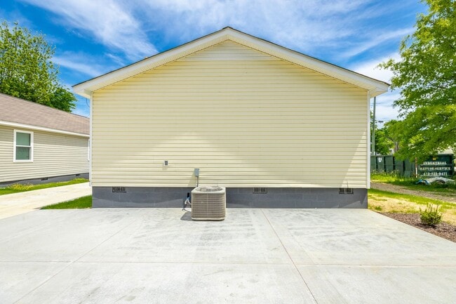 Building Photo - 4 bedroom 2 bath in the Southside (Mill Town)