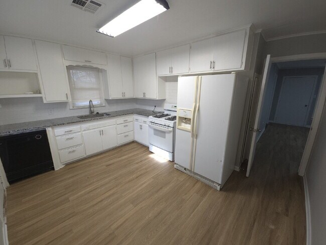 Building Photo - Charming 3-Bedroom Home with Bonus Room in Midwest City, OK!