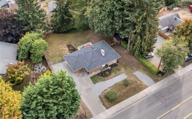 Building Photo - 4 Bedroom Kent home walking distance to lake meridian