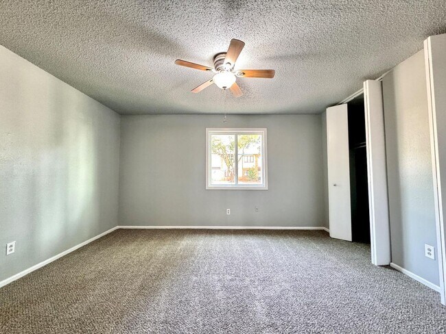 Building Photo - 3 bed 3 bath 2 car garage brick town home now available