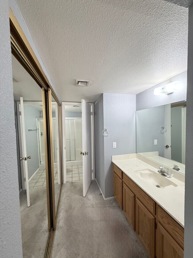 Building Photo - 3 bedrooms, 2 bathrooms Townhouse