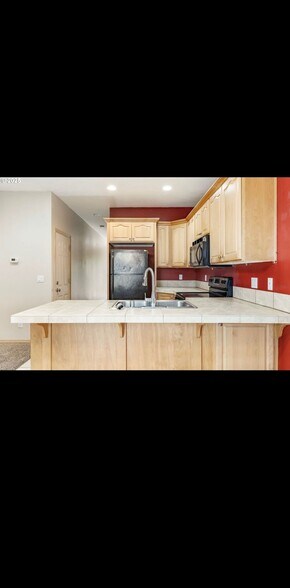 Building Photo - 2833 NE Stapleton Rd