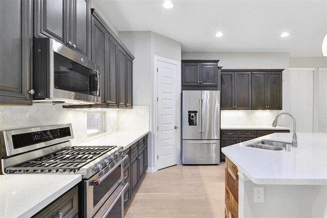 Building Photo - 18323 Parkview Point Dr