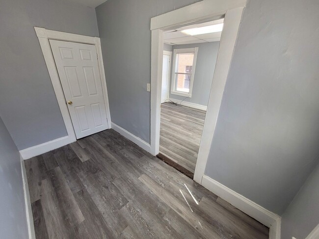 Building Photo - $1500 - Studio / 1 Bath Apartment in Downt...