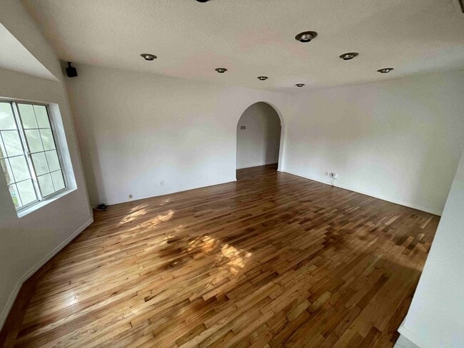 Building Photo - CENTRALLY LOCATED HOME IN BEVERLYWOOD!