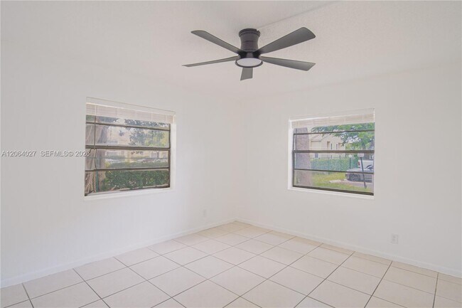 Building Photo - 2830 Riverside Dr