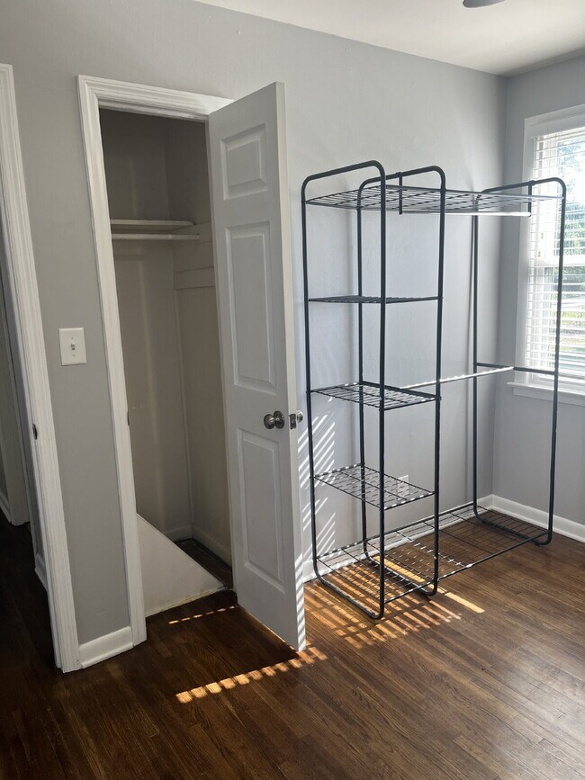 Building Photo - Charming 2 Bed, 1 Bath Nashville Rental - Prime Location on Lenore Street! FENCED BACK YARD!