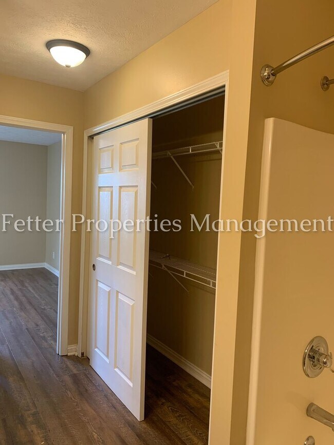 Building Photo - Dazzling Newburgh Home!