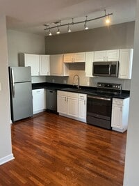 Building Photo - Bright & Updated 2BR with Hardwood Floors + In-Unit Laundry | Shaw / Botanical Area