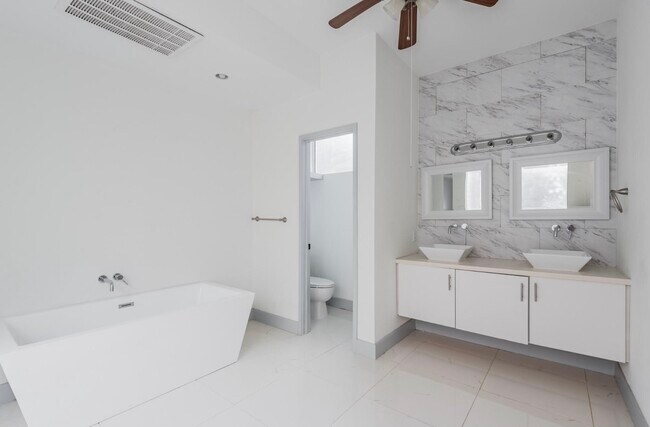 Building Photo - 1022 Forest Home Dr