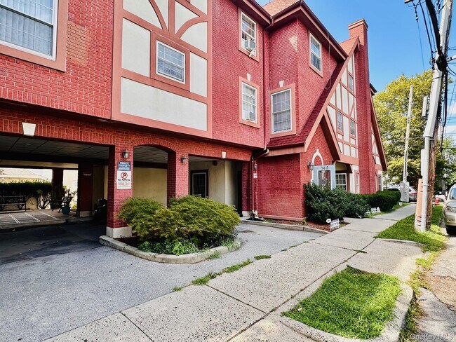 Building Photo - 142 N 8th Ave