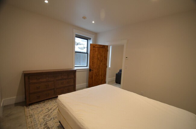 Building Photo - 300 Washington Rd