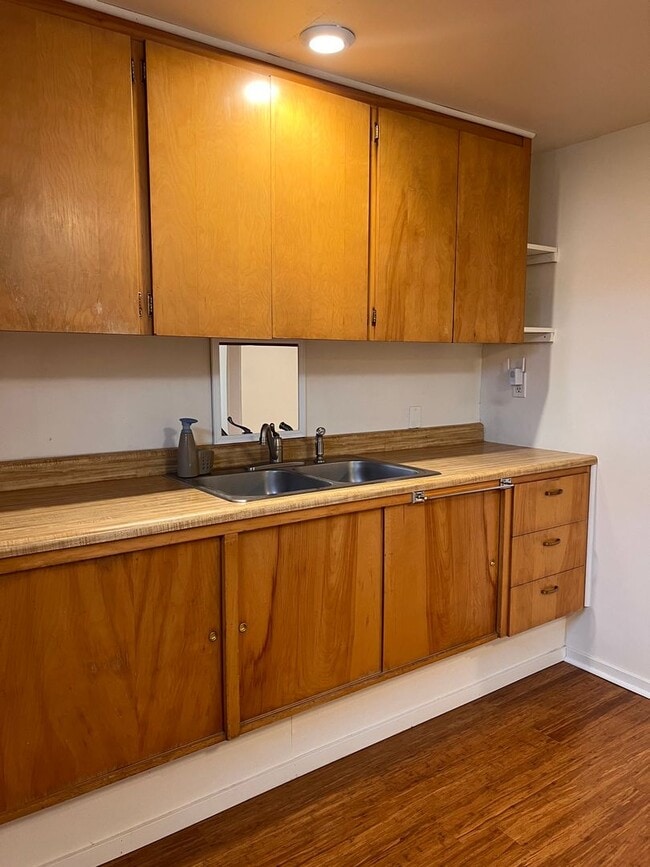 Building Photo - SIngle Family 2 Bedroom 1 Bath Home on Lar...