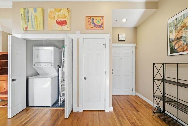 Building Photo - 215 W Norma St