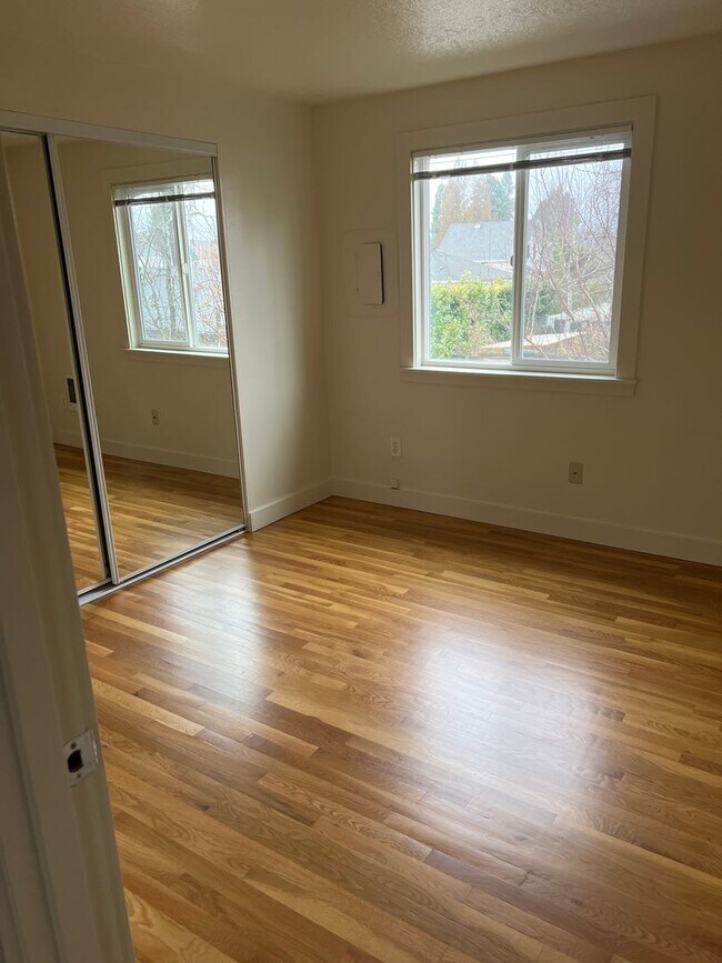 Building Photo - Spacious 2nd floor 2Bd Fireplace Hardwoods...