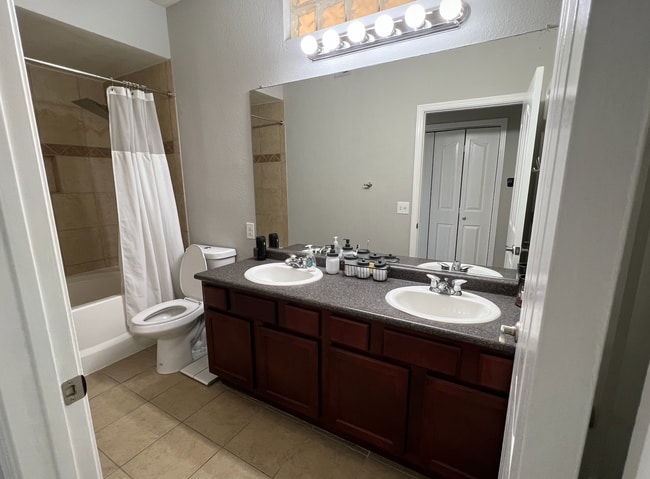 Building Photo - Two Bedrooms/One Bath - Great Location!