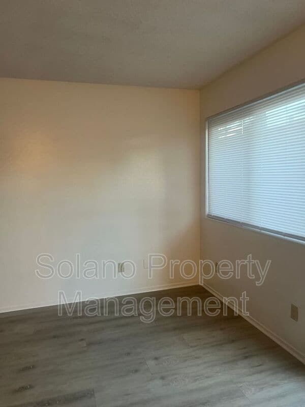 Building Photo - 1104 School St