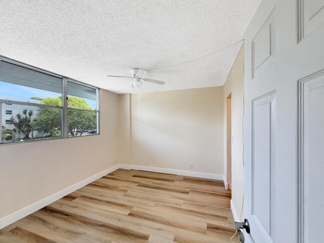 Building Photo - 113 Royal Pk Dr