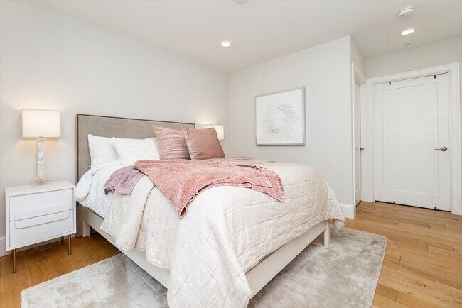 Building Photo - 545 E 3rd St