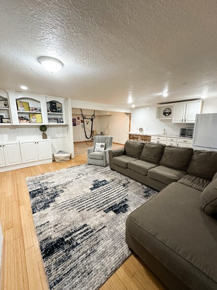 Building Photo - 462 E Pine View Dr