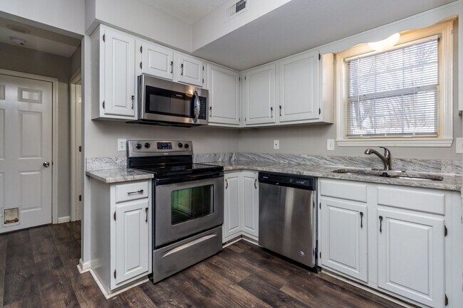 Building Photo - Beautiful Colonial Style Contemporary Home in South Columbia!