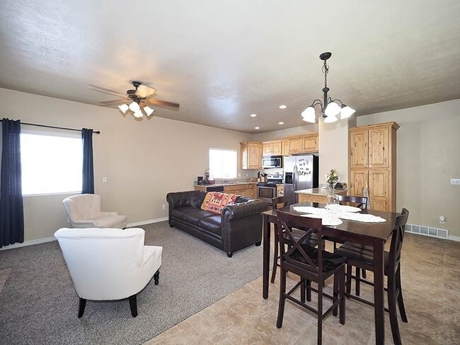 Building Photo - Perfect Town Home in Eagle Mountain