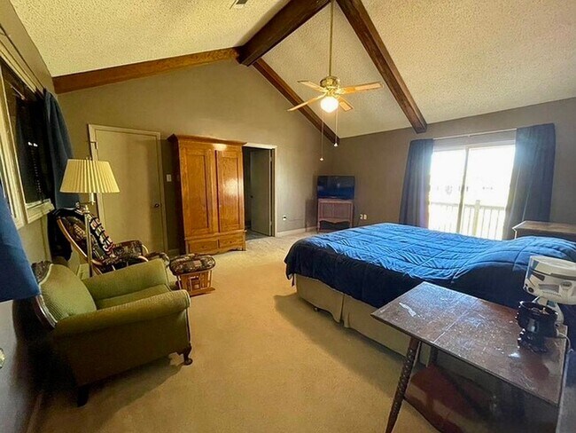 Building Photo - Spacious 3BR/2.5BA Retreat in Briarwood Es...