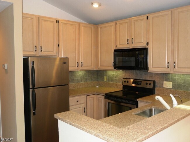 Building Photo - 9 Wood Duck Pond Rd
