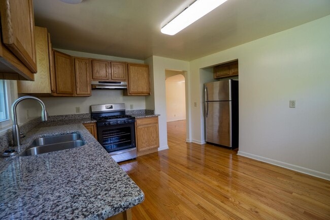 Building Photo - Bright 1st Floor Flat With Garage and Back...