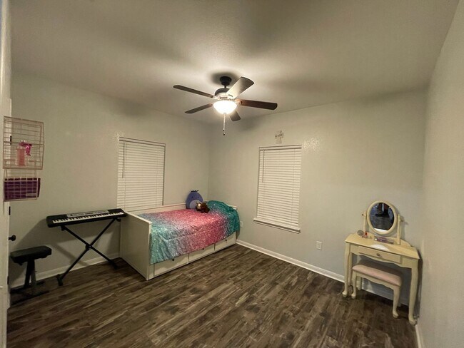 Building Photo - Gorgeous 3 BD/2 BA Home on 2 ACRES in La V...