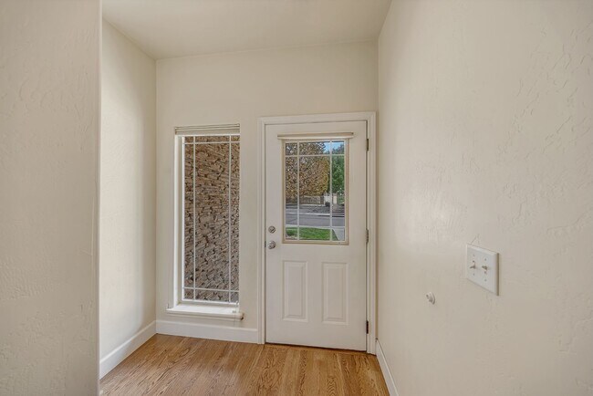 Building Photo - 832 Montclair Dr