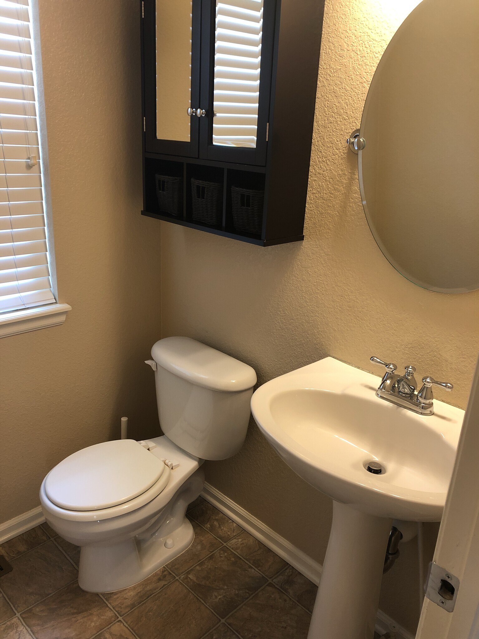 1/2 bath - 4443 S Independence St