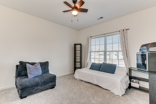 Building Photo - Two Story home in Quaker Knoll! Ready now !