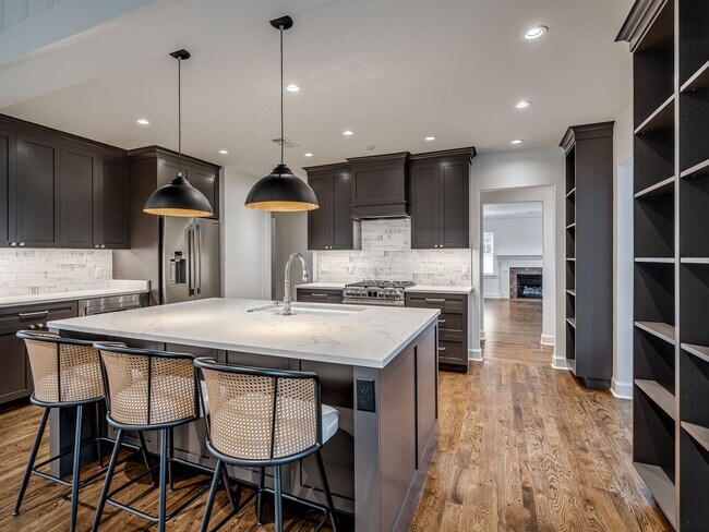 Building Photo - Luxury Living in the Heart of Tulsa
