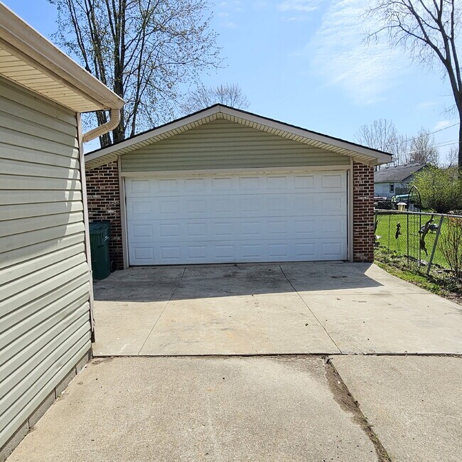 Building Photo - 3 Bedroom, 1 Bathroom Ranch with Updated Flooring, Paint, Carpet. 2 Car Garage. Kitchen with All ...