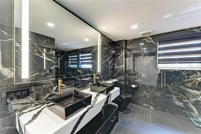 Building Photo - 603 Longboat Club Rd