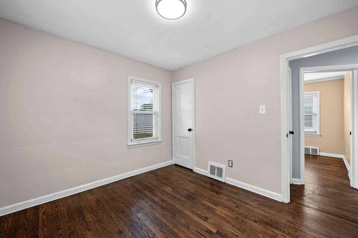 Building Photo - 825 N Edison Ave