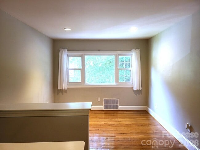 Building Photo - 4229 Hiddenbrook Dr