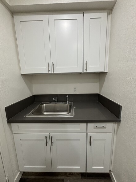 Building Photo - 467 W Ramona Dr