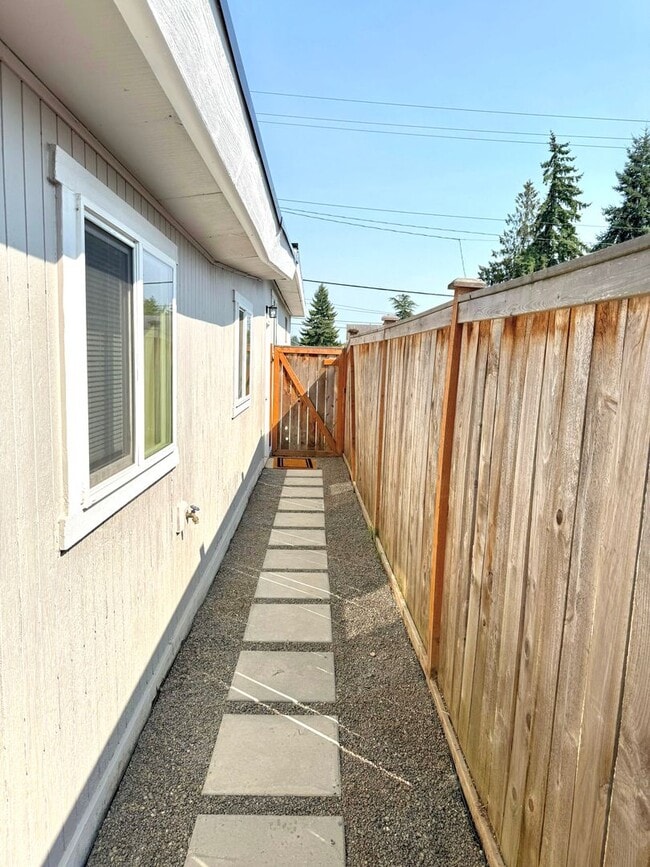 Building Photo - Charming 2-Bed, 1-Bath White Center Home