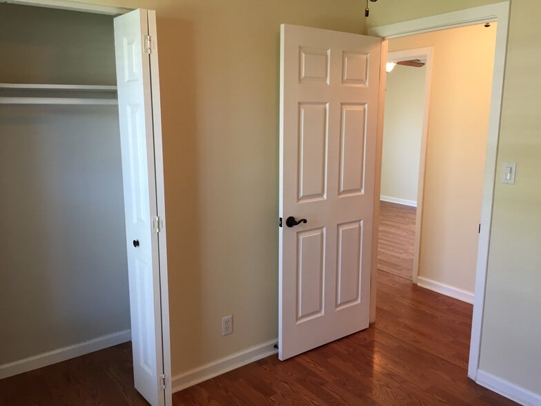 Building Photo - 1405 Green Forest Dr