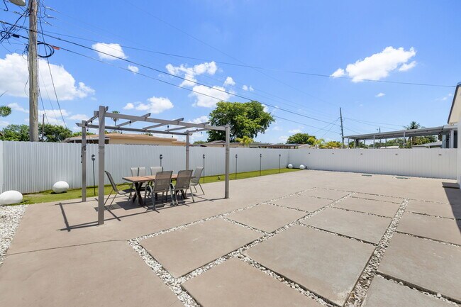 Building Photo - 7021 SW 10th Ct