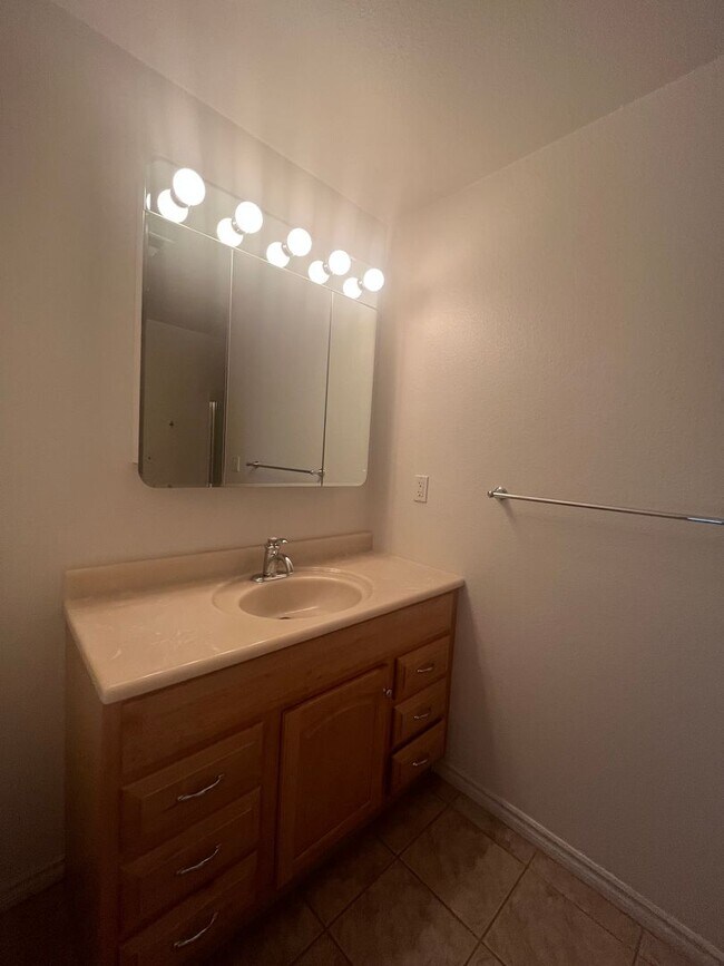 Building Photo - 3 bedroom 2.5 bath in the Mariana Ranchos !!