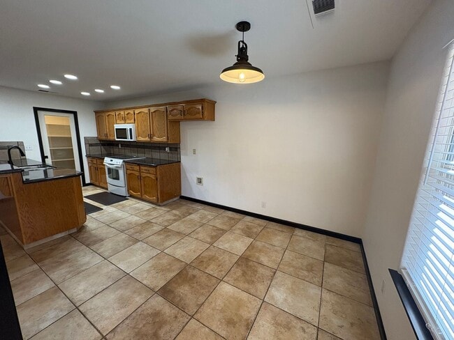 Building Photo - NW Visalia Home coming soon!