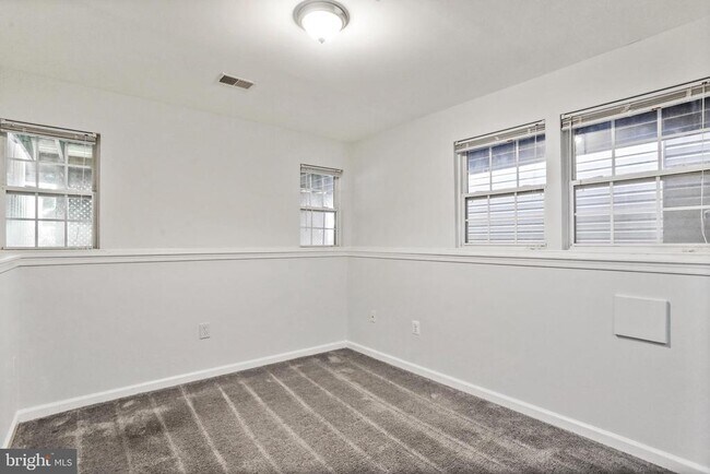 Building Photo - 6140 Newport Terrace